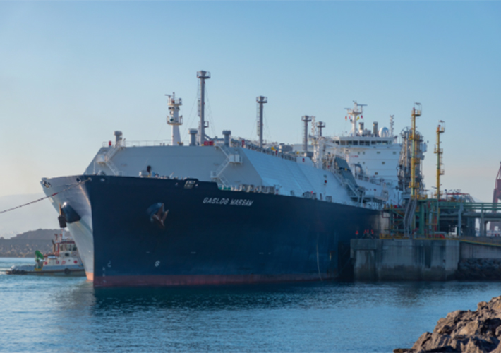 foto En Gijón. La planta de GNL de El Musel recibe el primer barco comercial.